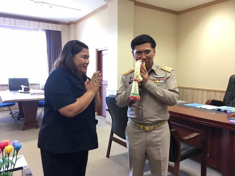 ภาพถ่าย ใช้ปุ่มลูกศร ซ้าย หรือ ขวา เลื่อนภาพถ่าย หรือปุ่มสามเหลี่ยมฉายภาพอัตโนมัติ  ถ้าต้องการบันทึกภาพ ใช้เมาส์คลิกขวาเลือกหัวข้อ  เป็นรูปภาพเป็น.. หรือ save as.. แสดงเต็มจอภาพ กุดปุ่ม F11 