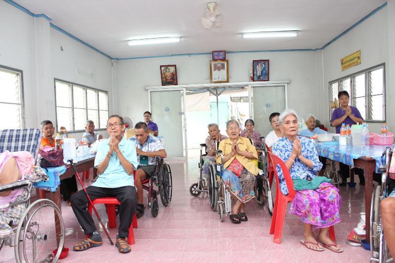 ภาพถ่าย ใช้ปุ่มลูกศร ซ้าย หรือ ขวา เลื่อนภาพถ่าย หรือปุ่มสามเหลี่ยมฉายภาพอัตโนมัติ  ถ้าต้องการบันทึกภาพ ใช้เมาส์คลิกขวาเลือกหัวข้อ  เป็นรูปภาพเป็น.. หรือ save as.. แสดงเต็มจอภาพ กุดปุ่ม F11 