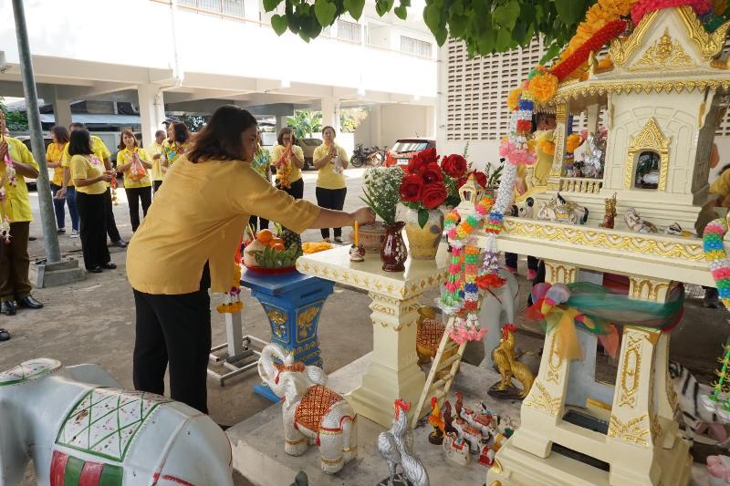 ภาพถ่าย ใช้ปุ่มลูกศร ซ้าย หรือ ขวา เลื่อนภาพถ่าย หรือปุ่มสามเหลี่ยมฉายภาพอัตโนมัติ  ถ้าต้องการบันทึกภาพ ใช้เมาส์คลิกขวาเลือกหัวข้อ  เป็นรูปภาพเป็น.. หรือ save as.. แสดงเต็มจอภาพ กุดปุ่ม F11 