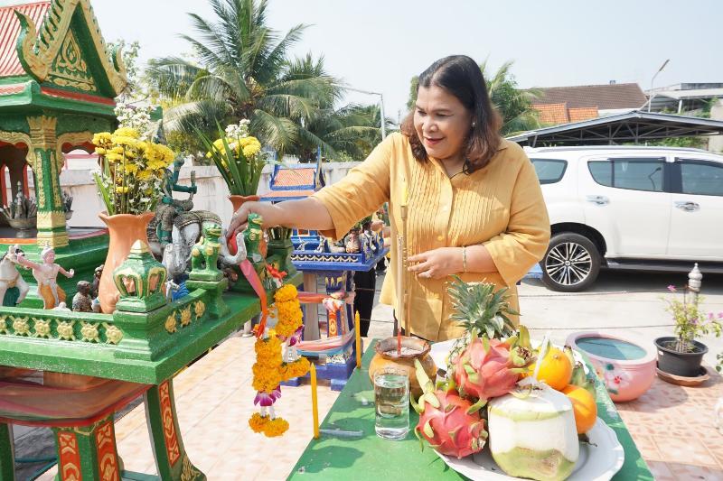 ภาพถ่าย ใช้ปุ่มลูกศร ซ้าย หรือ ขวา เลื่อนภาพถ่าย หรือปุ่มสามเหลี่ยมฉายภาพอัตโนมัติ  ถ้าต้องการบันทึกภาพ ใช้เมาส์คลิกขวาเลือกหัวข้อ  เป็นรูปภาพเป็น.. หรือ save as.. แสดงเต็มจอภาพ กุดปุ่ม F11 