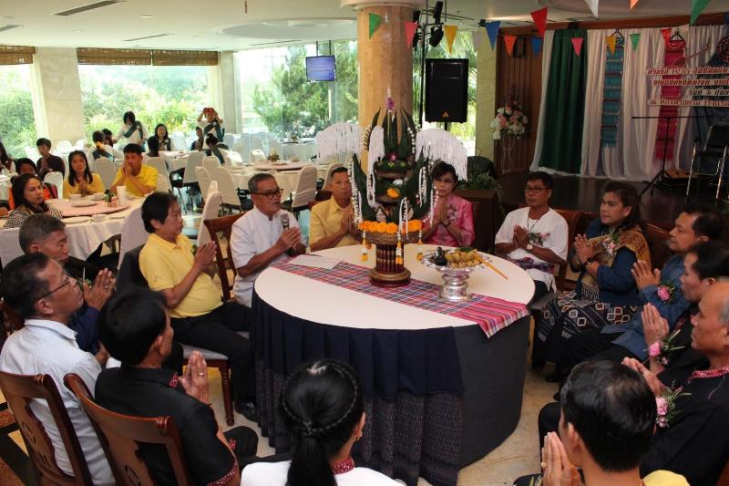 ภาพถ่าย ใช้ปุ่มลูกศร ซ้าย หรือ ขวา เลื่อนภาพถ่าย หรือปุ่มสามเหลี่ยมฉายภาพอัตโนมัติ  ถ้าต้องการบันทึกภาพ ใช้เมาส์คลิกขวาเลือกหัวข้อ  เป็นรูปภาพเป็น.. หรือ save as.. แสดงเต็มจอภาพ กุดปุ่ม F11 