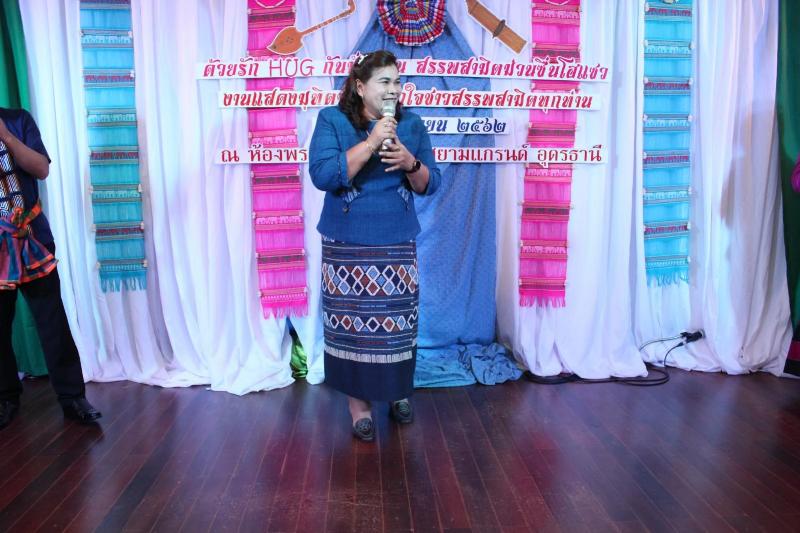 ภาพถ่าย ใช้ปุ่มลูกศร ซ้าย หรือ ขวา เลื่อนภาพถ่าย หรือปุ่มสามเหลี่ยมฉายภาพอัตโนมัติ  ถ้าต้องการบันทึกภาพ ใช้เมาส์คลิกขวาเลือกหัวข้อ  เป็นรูปภาพเป็น.. หรือ save as.. แสดงเต็มจอภาพ กุดปุ่ม F11 