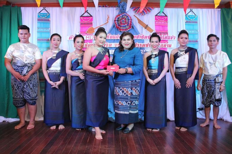 ภาพถ่าย ใช้ปุ่มลูกศร ซ้าย หรือ ขวา เลื่อนภาพถ่าย หรือปุ่มสามเหลี่ยมฉายภาพอัตโนมัติ  ถ้าต้องการบันทึกภาพ ใช้เมาส์คลิกขวาเลือกหัวข้อ  เป็นรูปภาพเป็น.. หรือ save as.. แสดงเต็มจอภาพ กุดปุ่ม F11 