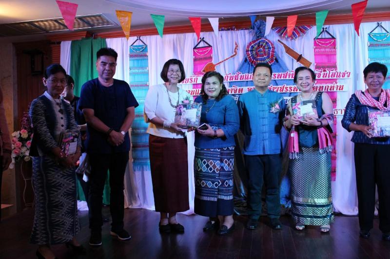 ภาพถ่าย ใช้ปุ่มลูกศร ซ้าย หรือ ขวา เลื่อนภาพถ่าย หรือปุ่มสามเหลี่ยมฉายภาพอัตโนมัติ  ถ้าต้องการบันทึกภาพ ใช้เมาส์คลิกขวาเลือกหัวข้อ  เป็นรูปภาพเป็น.. หรือ save as.. แสดงเต็มจอภาพ กุดปุ่ม F11 