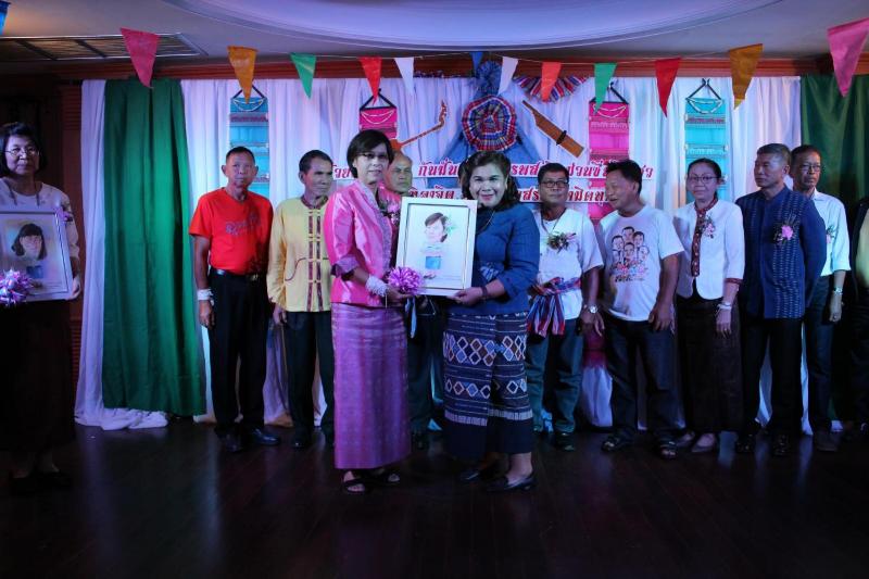 ภาพถ่าย ใช้ปุ่มลูกศร ซ้าย หรือ ขวา เลื่อนภาพถ่าย หรือปุ่มสามเหลี่ยมฉายภาพอัตโนมัติ  ถ้าต้องการบันทึกภาพ ใช้เมาส์คลิกขวาเลือกหัวข้อ  เป็นรูปภาพเป็น.. หรือ save as.. แสดงเต็มจอภาพ กุดปุ่ม F11 