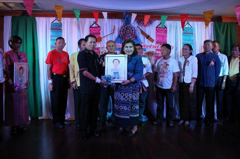 ภาพถ่าย ใช้ปุ่มลูกศร ซ้าย หรือ ขวา เลื่อนภาพถ่าย หรือปุ่มสามเหลี่ยมฉายภาพอัตโนมัติ  ถ้าต้องการบันทึกภาพ ใช้เมาส์คลิกขวาเลือกหัวข้อ  เป็นรูปภาพเป็น.. หรือ save as.. แสดงเต็มจอภาพ กุดปุ่ม F11 