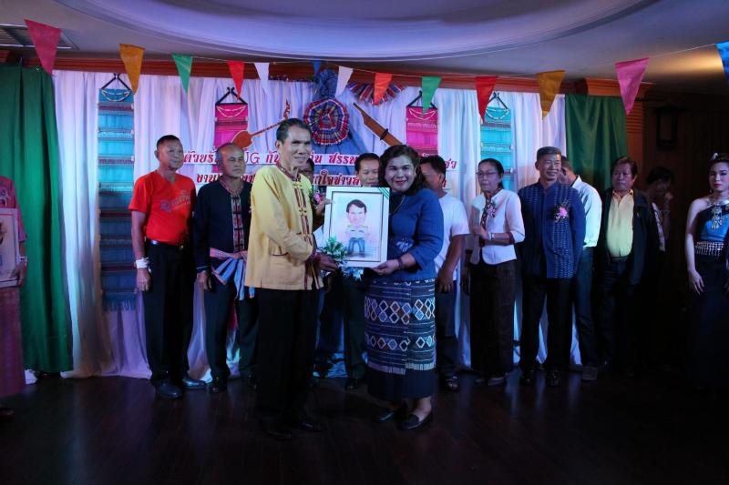 ภาพถ่าย ใช้ปุ่มลูกศร ซ้าย หรือ ขวา เลื่อนภาพถ่าย หรือปุ่มสามเหลี่ยมฉายภาพอัตโนมัติ  ถ้าต้องการบันทึกภาพ ใช้เมาส์คลิกขวาเลือกหัวข้อ  เป็นรูปภาพเป็น.. หรือ save as.. แสดงเต็มจอภาพ กุดปุ่ม F11 