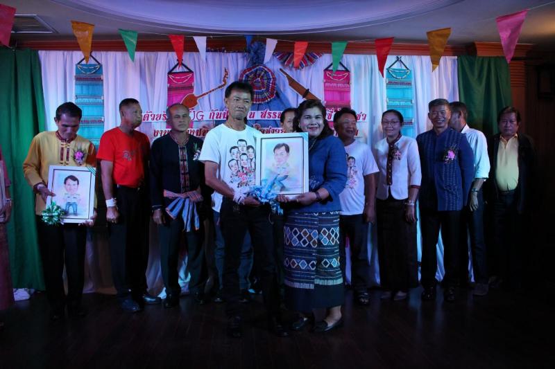 ภาพถ่าย ใช้ปุ่มลูกศร ซ้าย หรือ ขวา เลื่อนภาพถ่าย หรือปุ่มสามเหลี่ยมฉายภาพอัตโนมัติ  ถ้าต้องการบันทึกภาพ ใช้เมาส์คลิกขวาเลือกหัวข้อ  เป็นรูปภาพเป็น.. หรือ save as.. แสดงเต็มจอภาพ กุดปุ่ม F11 