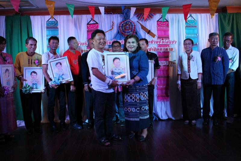 ภาพถ่าย ใช้ปุ่มลูกศร ซ้าย หรือ ขวา เลื่อนภาพถ่าย หรือปุ่มสามเหลี่ยมฉายภาพอัตโนมัติ  ถ้าต้องการบันทึกภาพ ใช้เมาส์คลิกขวาเลือกหัวข้อ  เป็นรูปภาพเป็น.. หรือ save as.. แสดงเต็มจอภาพ กุดปุ่ม F11 