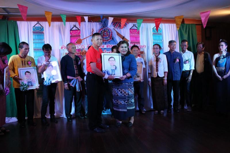 ภาพถ่าย ใช้ปุ่มลูกศร ซ้าย หรือ ขวา เลื่อนภาพถ่าย หรือปุ่มสามเหลี่ยมฉายภาพอัตโนมัติ  ถ้าต้องการบันทึกภาพ ใช้เมาส์คลิกขวาเลือกหัวข้อ  เป็นรูปภาพเป็น.. หรือ save as.. แสดงเต็มจอภาพ กุดปุ่ม F11 