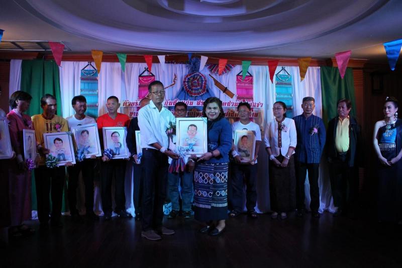 ภาพถ่าย ใช้ปุ่มลูกศร ซ้าย หรือ ขวา เลื่อนภาพถ่าย หรือปุ่มสามเหลี่ยมฉายภาพอัตโนมัติ  ถ้าต้องการบันทึกภาพ ใช้เมาส์คลิกขวาเลือกหัวข้อ  เป็นรูปภาพเป็น.. หรือ save as.. แสดงเต็มจอภาพ กุดปุ่ม F11 