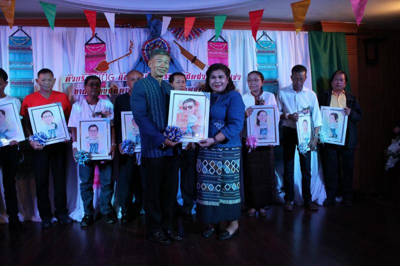 ภาพถ่าย ใช้ปุ่มลูกศร ซ้าย หรือ ขวา เลื่อนภาพถ่าย หรือปุ่มสามเหลี่ยมฉายภาพอัตโนมัติ  ถ้าต้องการบันทึกภาพ ใช้เมาส์คลิกขวาเลือกหัวข้อ  เป็นรูปภาพเป็น.. หรือ save as.. แสดงเต็มจอภาพ กุดปุ่ม F11 