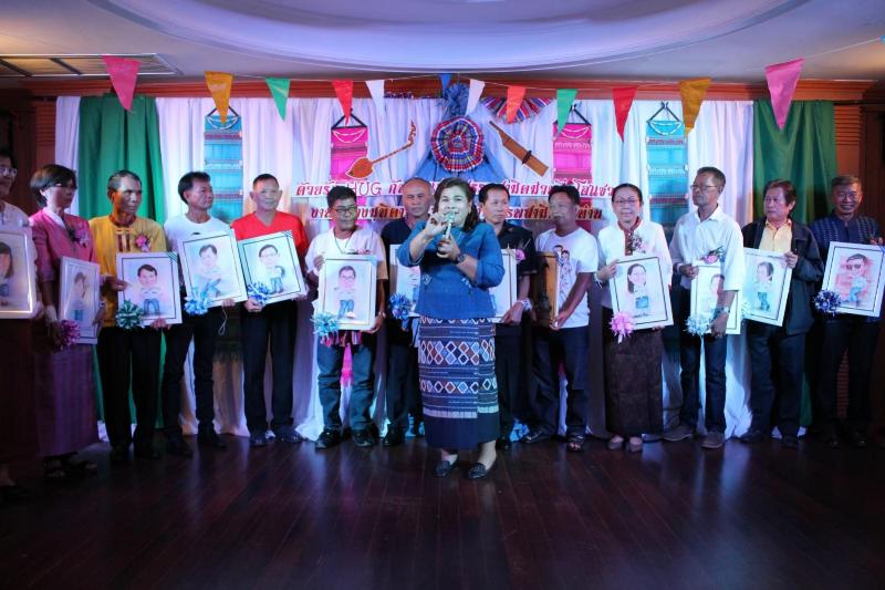 ภาพถ่าย ใช้ปุ่มลูกศร ซ้าย หรือ ขวา เลื่อนภาพถ่าย หรือปุ่มสามเหลี่ยมฉายภาพอัตโนมัติ  ถ้าต้องการบันทึกภาพ ใช้เมาส์คลิกขวาเลือกหัวข้อ  เป็นรูปภาพเป็น.. หรือ save as.. แสดงเต็มจอภาพ กุดปุ่ม F11 