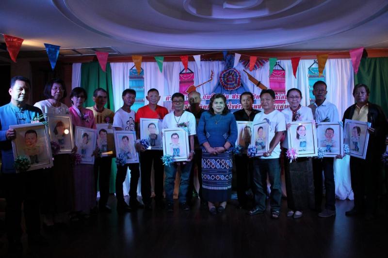 ภาพถ่าย ใช้ปุ่มลูกศร ซ้าย หรือ ขวา เลื่อนภาพถ่าย หรือปุ่มสามเหลี่ยมฉายภาพอัตโนมัติ  ถ้าต้องการบันทึกภาพ ใช้เมาส์คลิกขวาเลือกหัวข้อ  เป็นรูปภาพเป็น.. หรือ save as.. แสดงเต็มจอภาพ กุดปุ่ม F11 