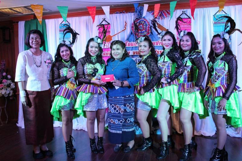 ภาพถ่าย ใช้ปุ่มลูกศร ซ้าย หรือ ขวา เลื่อนภาพถ่าย หรือปุ่มสามเหลี่ยมฉายภาพอัตโนมัติ  ถ้าต้องการบันทึกภาพ ใช้เมาส์คลิกขวาเลือกหัวข้อ  เป็นรูปภาพเป็น.. หรือ save as.. แสดงเต็มจอภาพ กุดปุ่ม F11 