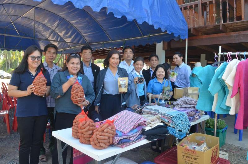 ภาพถ่าย ใช้ปุ่มลูกศร ซ้าย หรือ ขวา เลื่อนภาพถ่าย หรือปุ่มสามเหลี่ยมฉายภาพอัตโนมัติ  ถ้าต้องการบันทึกภาพ ใช้เมาส์คลิกขวาเลือกหัวข้อ  เป็นรูปภาพเป็น.. หรือ save as.. แสดงเต็มจอภาพ กุดปุ่ม F11 