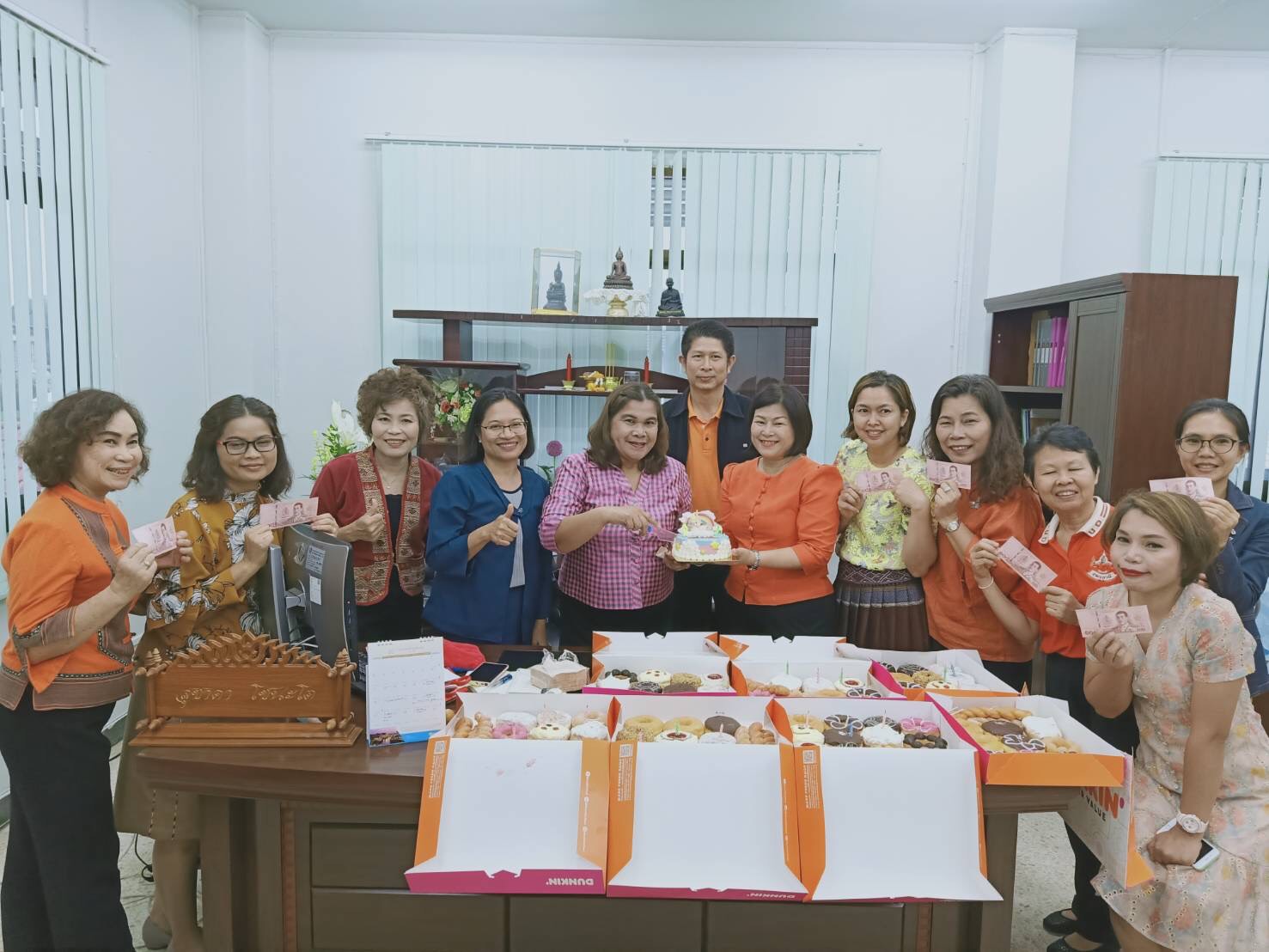 ภาพถ่าย ใช้ปุ่มลูกศร ซ้าย หรือ ขวา เลื่อนภาพถ่าย หรือปุ่มสามเหลี่ยมฉายภาพอัตโนมัติ  ถ้าต้องการบันทึกภาพ ใช้เมาส์คลิกขวาเลือกหัวข้อ  เป็นรูปภาพเป็น.. หรือ save as.. แสดงเต็มจอภาพ กุดปุ่ม F11 