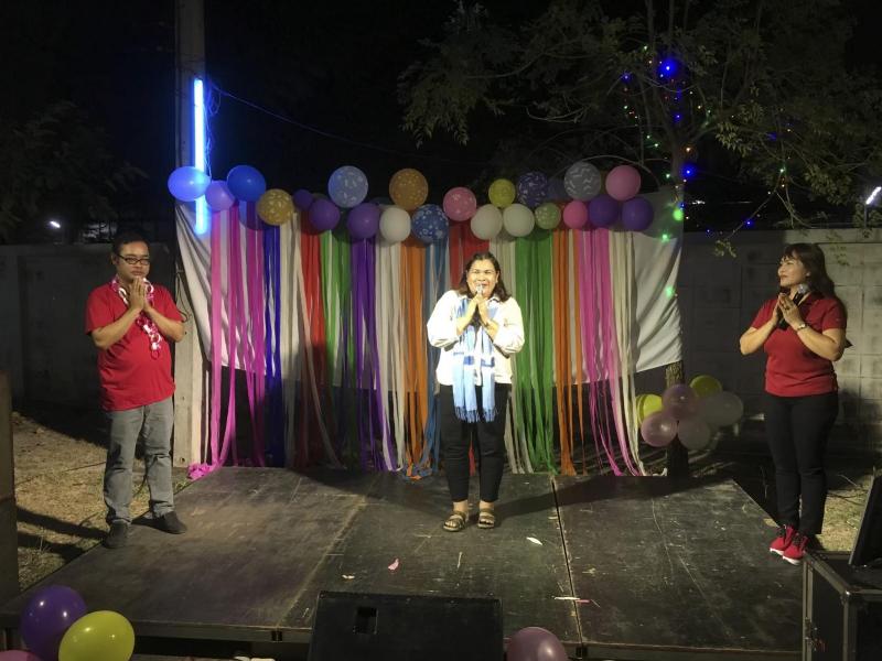 ภาพถ่าย ใช้ปุ่มลูกศร ซ้าย หรือ ขวา เลื่อนภาพถ่าย หรือปุ่มสามเหลี่ยมฉายภาพอัตโนมัติ  ถ้าต้องการบันทึกภาพ ใช้เมาส์คลิกขวาเลือกหัวข้อ  เป็นรูปภาพเป็น.. หรือ save as.. แสดงเต็มจอภาพ กุดปุ่ม F11 