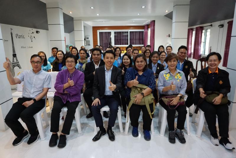 ภาพถ่าย ใช้ปุ่มลูกศร ซ้าย หรือ ขวา เลื่อนภาพถ่าย หรือปุ่มสามเหลี่ยมฉายภาพอัตโนมัติ  ถ้าต้องการบันทึกภาพ ใช้เมาส์คลิกขวาเลือกหัวข้อ  เป็นรูปภาพเป็น.. หรือ save as.. แสดงเต็มจอภาพ กุดปุ่ม F11 