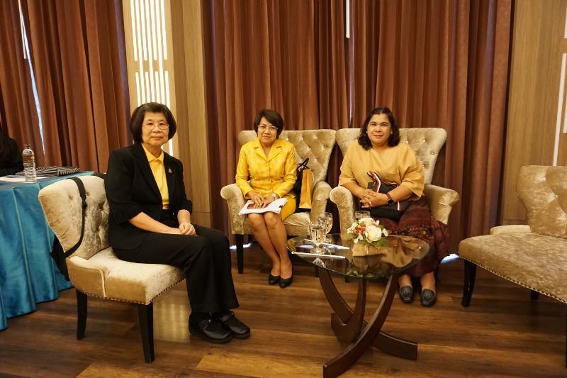 ภาพถ่าย ใช้ปุ่มลูกศร ซ้าย หรือ ขวา เลื่อนภาพถ่าย หรือปุ่มสามเหลี่ยมฉายภาพอัตโนมัติ  ถ้าต้องการบันทึกภาพ ใช้เมาส์คลิกขวาเลือกหัวข้อ  เป็นรูปภาพเป็น.. หรือ save as.. แสดงเต็มจอภาพ กุดปุ่ม F11 