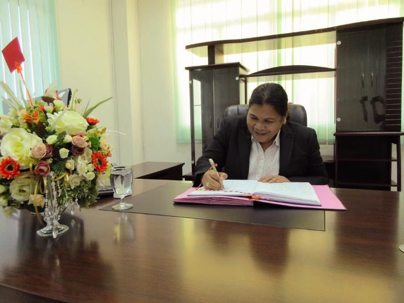 ภาพถ่าย ใช้ปุ่มลูกศร ซ้าย หรือ ขวา เลื่อนภาพถ่าย หรือปุ่มสามเหลี่ยมฉายภาพอัตโนมัติ  ถ้าต้องการบันทึกภาพ ใช้เมาส์คลิกขวาเลือกหัวข้อ  เป็นรูปภาพเป็น.. หรือ save as.. แสดงเต็มจอภาพ กุดปุ่ม F11 