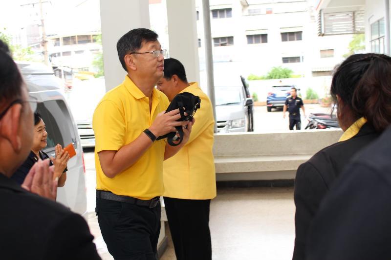 ภาพถ่าย ใช้ปุ่มลูกศร ซ้าย หรือ ขวา เลื่อนภาพถ่าย หรือปุ่มสามเหลี่ยมฉายภาพอัตโนมัติ  ถ้าต้องการบันทึกภาพ ใช้เมาส์คลิกขวาเลือกหัวข้อ  เป็นรูปภาพเป็น.. หรือ save as.. แสดงเต็มจอภาพ กุดปุ่ม F11 