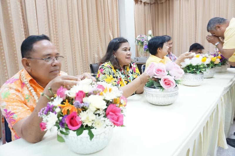 ภาพถ่าย ใช้ปุ่มลูกศร ซ้าย หรือ ขวา เลื่อนภาพถ่าย หรือปุ่มสามเหลี่ยมฉายภาพอัตโนมัติ  ถ้าต้องการบันทึกภาพ ใช้เมาส์คลิกขวาเลือกหัวข้อ  เป็นรูปภาพเป็น.. หรือ save as.. แสดงเต็มจอภาพ กุดปุ่ม F11 