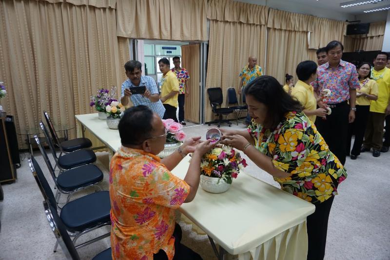 ภาพถ่าย ใช้ปุ่มลูกศร ซ้าย หรือ ขวา เลื่อนภาพถ่าย หรือปุ่มสามเหลี่ยมฉายภาพอัตโนมัติ  ถ้าต้องการบันทึกภาพ ใช้เมาส์คลิกขวาเลือกหัวข้อ  เป็นรูปภาพเป็น.. หรือ save as.. แสดงเต็มจอภาพ กุดปุ่ม F11 