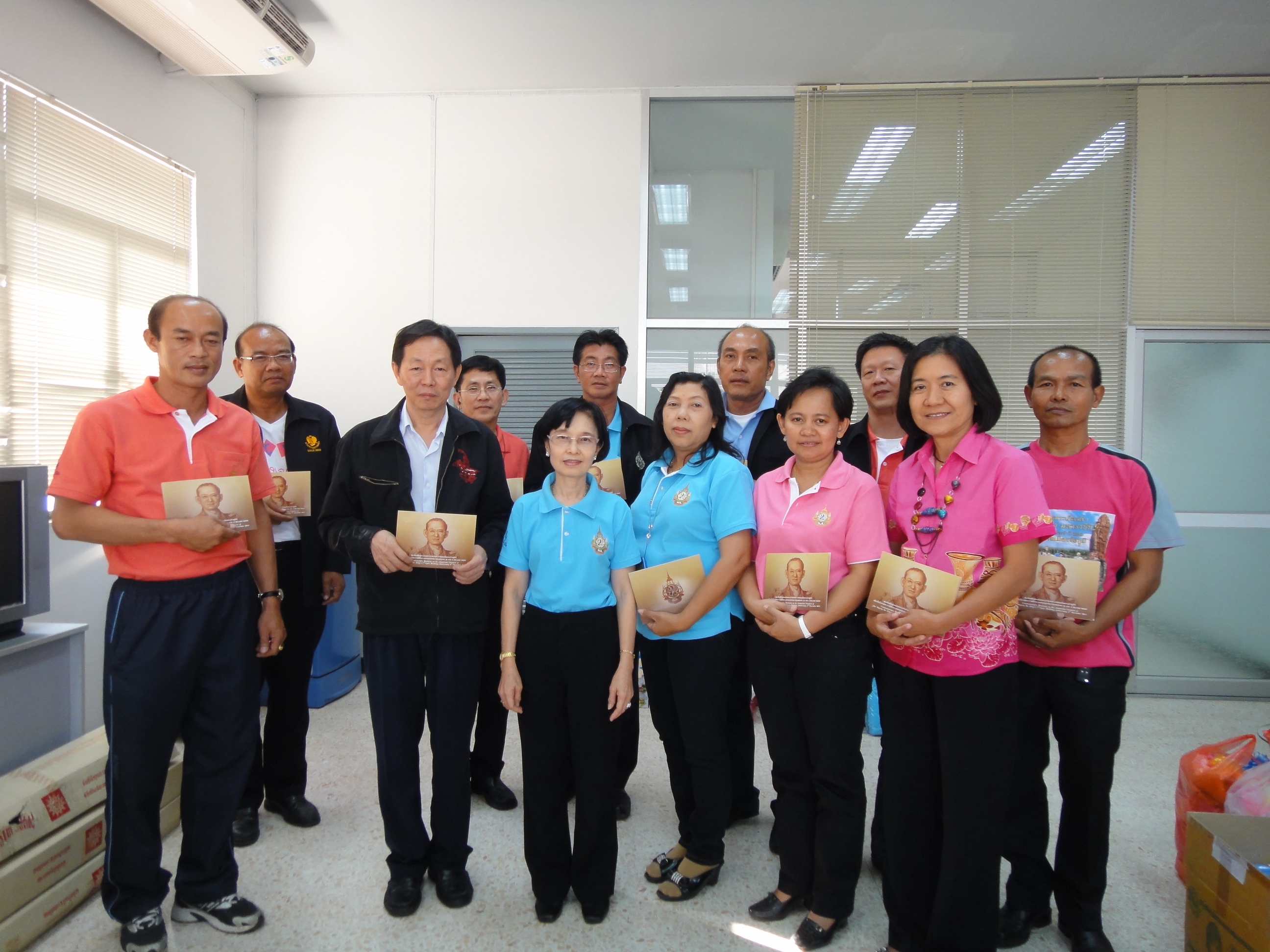 ภาพถ่าย ใช้ปุ่มลูกศร ซ้าย หรือ ขวา เลื่อนภาพถ่าย หรือปุ่มสามเหลี่ยมฉายภาพอัตโนมัติ  ถ้าต้องการบันทึกภาพ ใช้เมาส์คลิกขวาเลือกหัวข้อ  เป็นรูปภาพเป็น.. หรือ save as.. แสดงเต็มจอภาพ กุดปุ่ม F11 