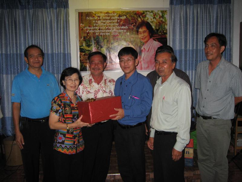 ภาพถ่าย ใช้ปุ่มลูกศร ซ้าย หรือ ขวา เลื่อนภาพถ่าย หรือปุ่มสามเหลี่ยมฉายภาพอัตโนมัติ  ถ้าต้องการบันทึกภาพ ใช้เมาส์คลิกขวาเลือกหัวข้อ  เป็นรูปภาพเป็น.. หรือ save as.. แสดงเต็มจอภาพ กุดปุ่ม F11 