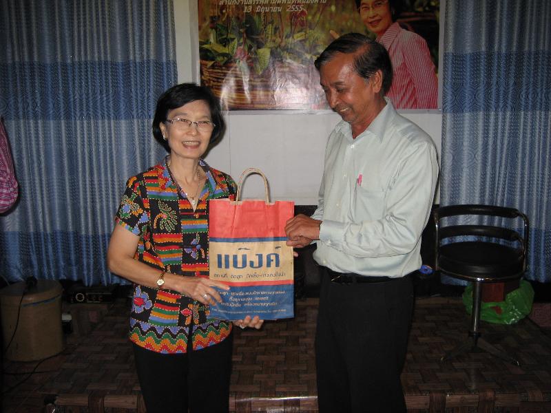 ภาพถ่าย ใช้ปุ่มลูกศร ซ้าย หรือ ขวา เลื่อนภาพถ่าย หรือปุ่มสามเหลี่ยมฉายภาพอัตโนมัติ  ถ้าต้องการบันทึกภาพ ใช้เมาส์คลิกขวาเลือกหัวข้อ  เป็นรูปภาพเป็น.. หรือ save as.. แสดงเต็มจอภาพ กุดปุ่ม F11 