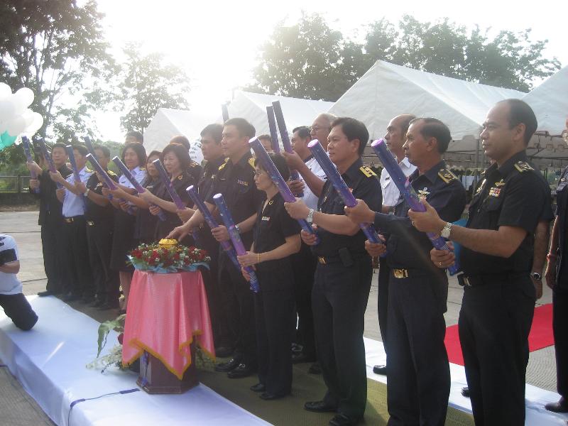 ภาพถ่าย ใช้ปุ่มลูกศร ซ้าย หรือ ขวา เลื่อนภาพถ่าย หรือปุ่มสามเหลี่ยมฉายภาพอัตโนมัติ  ถ้าต้องการบันทึกภาพ ใช้เมาส์คลิกขวาเลือกหัวข้อ  เป็นรูปภาพเป็น.. หรือ save as.. แสดงเต็มจอภาพ กุดปุ่ม F11 