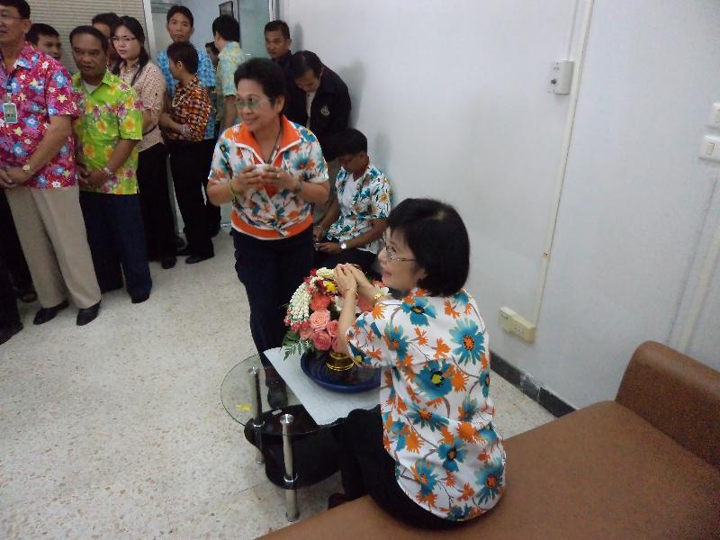 ภาพถ่าย ใช้ปุ่มลูกศร ซ้าย หรือ ขวา เลื่อนภาพถ่าย หรือปุ่มสามเหลี่ยมฉายภาพอัตโนมัติ  ถ้าต้องการบันทึกภาพ ใช้เมาส์คลิกขวาเลือกหัวข้อ  เป็นรูปภาพเป็น.. หรือ save as.. แสดงเต็มจอภาพ กุดปุ่ม F11 