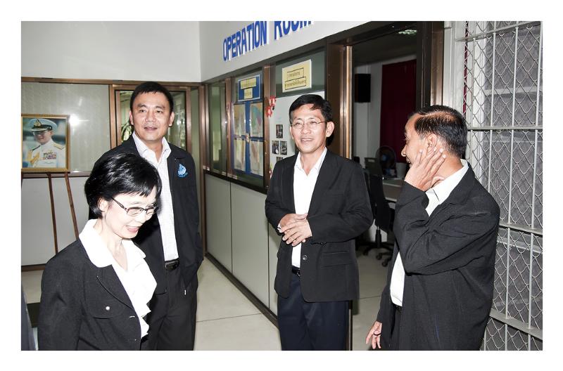 ภาพถ่าย ใช้ปุ่มลูกศร ซ้าย หรือ ขวา เลื่อนภาพถ่าย หรือปุ่มสามเหลี่ยมฉายภาพอัตโนมัติ  ถ้าต้องการบันทึกภาพ ใช้เมาส์คลิกขวาเลือกหัวข้อ  เป็นรูปภาพเป็น.. หรือ save as.. แสดงเต็มจอภาพ กุดปุ่ม F11 