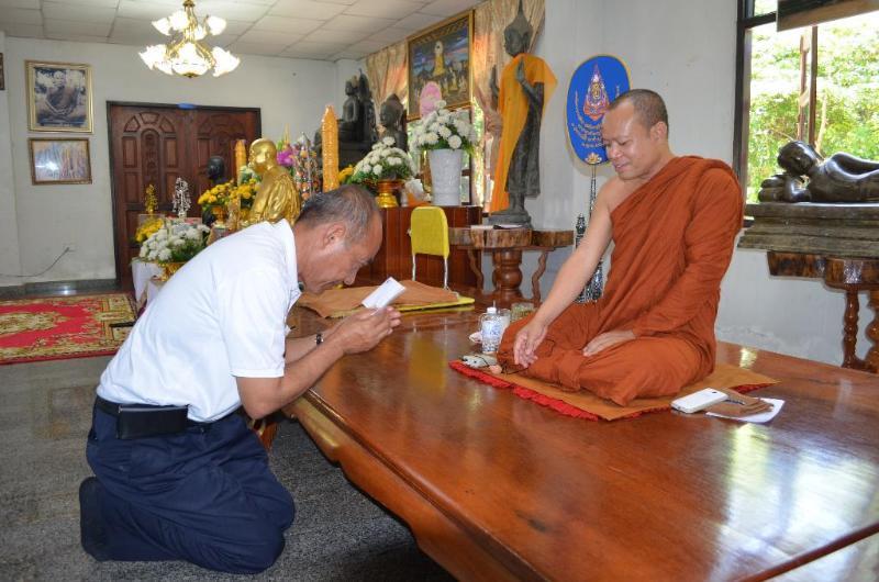 ภาพถ่าย ใช้ปุ่มลูกศร ซ้าย หรือ ขวา เลื่อนภาพถ่าย หรือปุ่มสามเหลี่ยมฉายภาพอัตโนมัติ  ถ้าต้องการบันทึกภาพ ใช้เมาส์คลิกขวาเลือกหัวข้อ  เป็นรูปภาพเป็น.. หรือ save as.. แสดงเต็มจอภาพ กุดปุ่ม F11 