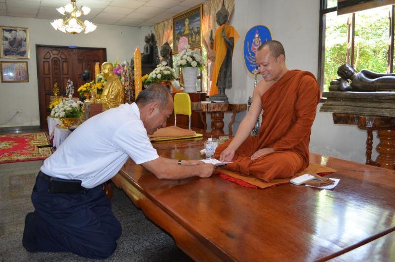 ภาพถ่าย ใช้ปุ่มลูกศร ซ้าย หรือ ขวา เลื่อนภาพถ่าย หรือปุ่มสามเหลี่ยมฉายภาพอัตโนมัติ  ถ้าต้องการบันทึกภาพ ใช้เมาส์คลิกขวาเลือกหัวข้อ  เป็นรูปภาพเป็น.. หรือ save as.. แสดงเต็มจอภาพ กุดปุ่ม F11 