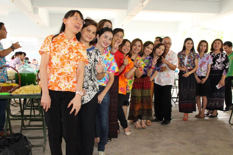 ภาพถ่าย ใช้ปุ่มลูกศร ซ้าย หรือ ขวา เลื่อนภาพถ่าย หรือปุ่มสามเหลี่ยมฉายภาพอัตโนมัติ  ถ้าต้องการบันทึกภาพ ใช้เมาส์คลิกขวาเลือกหัวข้อ  เป็นรูปภาพเป็น.. หรือ save as.. แสดงเต็มจอภาพ กุดปุ่ม F11 