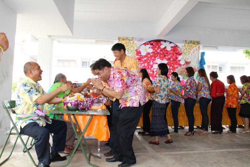 ภาพถ่าย ใช้ปุ่มลูกศร ซ้าย หรือ ขวา เลื่อนภาพถ่าย หรือปุ่มสามเหลี่ยมฉายภาพอัตโนมัติ  ถ้าต้องการบันทึกภาพ ใช้เมาส์คลิกขวาเลือกหัวข้อ  เป็นรูปภาพเป็น.. หรือ save as.. แสดงเต็มจอภาพ กุดปุ่ม F11 