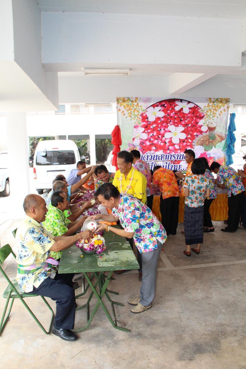 ภาพถ่าย ใช้ปุ่มลูกศร ซ้าย หรือ ขวา เลื่อนภาพถ่าย หรือปุ่มสามเหลี่ยมฉายภาพอัตโนมัติ  ถ้าต้องการบันทึกภาพ ใช้เมาส์คลิกขวาเลือกหัวข้อ  เป็นรูปภาพเป็น.. หรือ save as.. แสดงเต็มจอภาพ กุดปุ่ม F11 