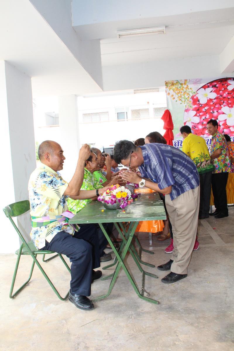 ภาพถ่าย ใช้ปุ่มลูกศร ซ้าย หรือ ขวา เลื่อนภาพถ่าย หรือปุ่มสามเหลี่ยมฉายภาพอัตโนมัติ  ถ้าต้องการบันทึกภาพ ใช้เมาส์คลิกขวาเลือกหัวข้อ  เป็นรูปภาพเป็น.. หรือ save as.. แสดงเต็มจอภาพ กุดปุ่ม F11 