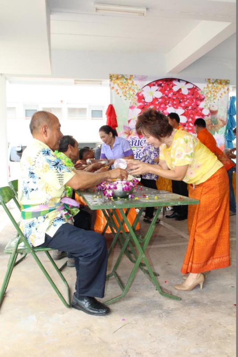 ภาพถ่าย ใช้ปุ่มลูกศร ซ้าย หรือ ขวา เลื่อนภาพถ่าย หรือปุ่มสามเหลี่ยมฉายภาพอัตโนมัติ  ถ้าต้องการบันทึกภาพ ใช้เมาส์คลิกขวาเลือกหัวข้อ  เป็นรูปภาพเป็น.. หรือ save as.. แสดงเต็มจอภาพ กุดปุ่ม F11 