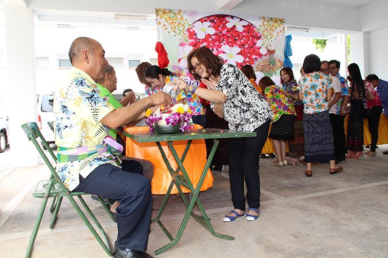 ภาพถ่าย ใช้ปุ่มลูกศร ซ้าย หรือ ขวา เลื่อนภาพถ่าย หรือปุ่มสามเหลี่ยมฉายภาพอัตโนมัติ  ถ้าต้องการบันทึกภาพ ใช้เมาส์คลิกขวาเลือกหัวข้อ  เป็นรูปภาพเป็น.. หรือ save as.. แสดงเต็มจอภาพ กุดปุ่ม F11 