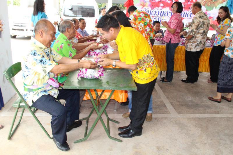 ภาพถ่าย ใช้ปุ่มลูกศร ซ้าย หรือ ขวา เลื่อนภาพถ่าย หรือปุ่มสามเหลี่ยมฉายภาพอัตโนมัติ  ถ้าต้องการบันทึกภาพ ใช้เมาส์คลิกขวาเลือกหัวข้อ  เป็นรูปภาพเป็น.. หรือ save as.. แสดงเต็มจอภาพ กุดปุ่ม F11 