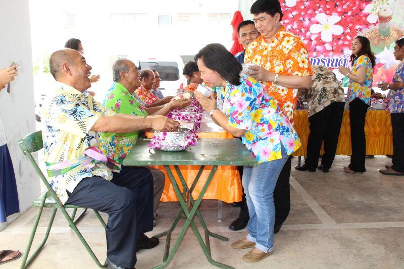 ภาพถ่าย ใช้ปุ่มลูกศร ซ้าย หรือ ขวา เลื่อนภาพถ่าย หรือปุ่มสามเหลี่ยมฉายภาพอัตโนมัติ  ถ้าต้องการบันทึกภาพ ใช้เมาส์คลิกขวาเลือกหัวข้อ  เป็นรูปภาพเป็น.. หรือ save as.. แสดงเต็มจอภาพ กุดปุ่ม F11 