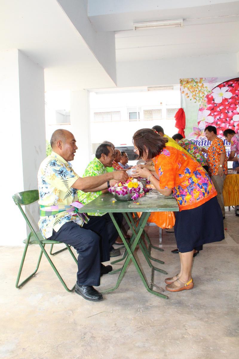 ภาพถ่าย ใช้ปุ่มลูกศร ซ้าย หรือ ขวา เลื่อนภาพถ่าย หรือปุ่มสามเหลี่ยมฉายภาพอัตโนมัติ  ถ้าต้องการบันทึกภาพ ใช้เมาส์คลิกขวาเลือกหัวข้อ  เป็นรูปภาพเป็น.. หรือ save as.. แสดงเต็มจอภาพ กุดปุ่ม F11 