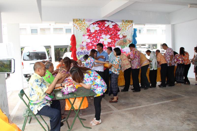 ภาพถ่าย ใช้ปุ่มลูกศร ซ้าย หรือ ขวา เลื่อนภาพถ่าย หรือปุ่มสามเหลี่ยมฉายภาพอัตโนมัติ  ถ้าต้องการบันทึกภาพ ใช้เมาส์คลิกขวาเลือกหัวข้อ  เป็นรูปภาพเป็น.. หรือ save as.. แสดงเต็มจอภาพ กุดปุ่ม F11 