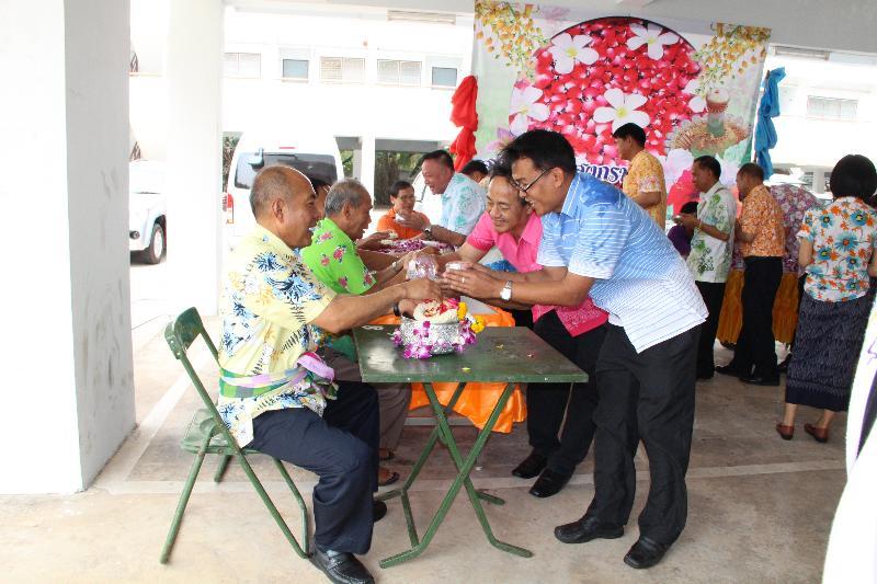 ภาพถ่าย ใช้ปุ่มลูกศร ซ้าย หรือ ขวา เลื่อนภาพถ่าย หรือปุ่มสามเหลี่ยมฉายภาพอัตโนมัติ  ถ้าต้องการบันทึกภาพ ใช้เมาส์คลิกขวาเลือกหัวข้อ  เป็นรูปภาพเป็น.. หรือ save as.. แสดงเต็มจอภาพ กุดปุ่ม F11 