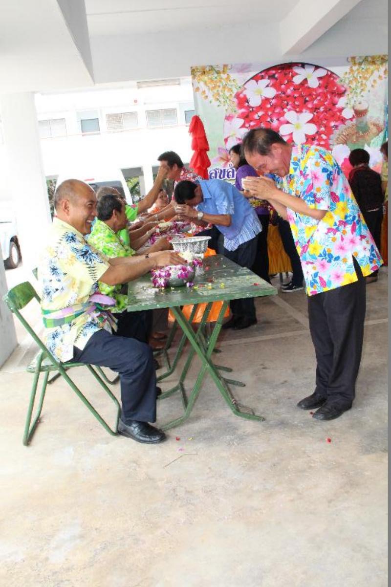 ภาพถ่าย ใช้ปุ่มลูกศร ซ้าย หรือ ขวา เลื่อนภาพถ่าย หรือปุ่มสามเหลี่ยมฉายภาพอัตโนมัติ  ถ้าต้องการบันทึกภาพ ใช้เมาส์คลิกขวาเลือกหัวข้อ  เป็นรูปภาพเป็น.. หรือ save as.. แสดงเต็มจอภาพ กุดปุ่ม F11 