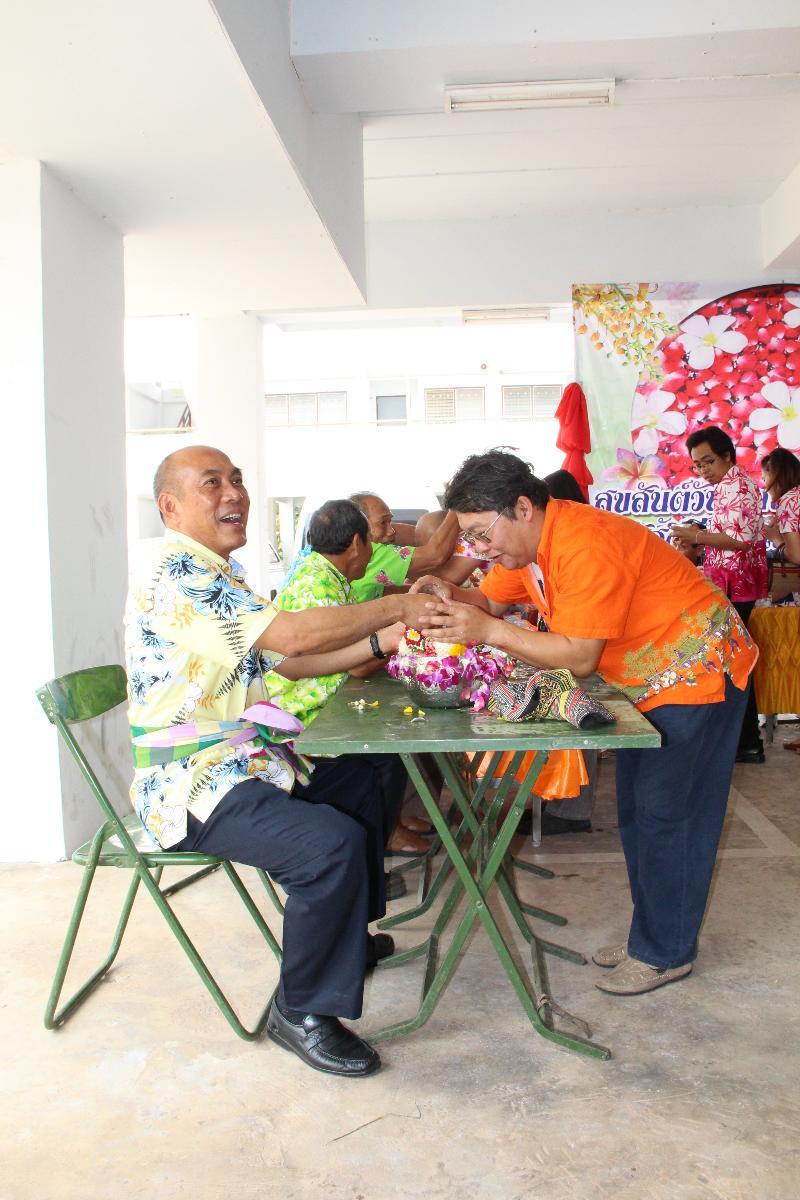 ภาพถ่าย ใช้ปุ่มลูกศร ซ้าย หรือ ขวา เลื่อนภาพถ่าย หรือปุ่มสามเหลี่ยมฉายภาพอัตโนมัติ  ถ้าต้องการบันทึกภาพ ใช้เมาส์คลิกขวาเลือกหัวข้อ  เป็นรูปภาพเป็น.. หรือ save as.. แสดงเต็มจอภาพ กุดปุ่ม F11 