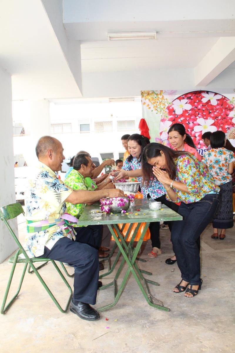 ภาพถ่าย ใช้ปุ่มลูกศร ซ้าย หรือ ขวา เลื่อนภาพถ่าย หรือปุ่มสามเหลี่ยมฉายภาพอัตโนมัติ  ถ้าต้องการบันทึกภาพ ใช้เมาส์คลิกขวาเลือกหัวข้อ  เป็นรูปภาพเป็น.. หรือ save as.. แสดงเต็มจอภาพ กุดปุ่ม F11 